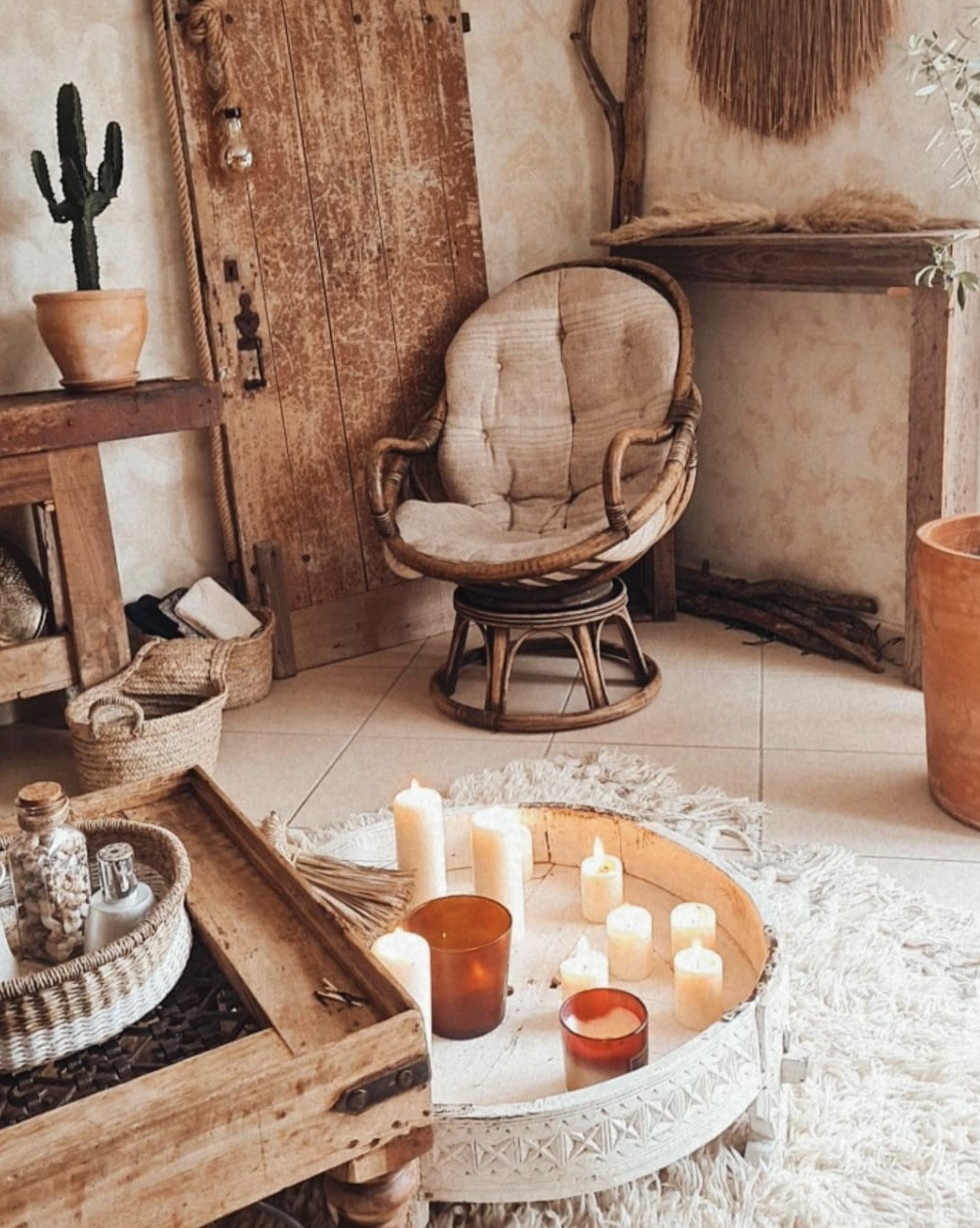 Recanto acolhedor com velas, madeira envelhecida e fibras naturais